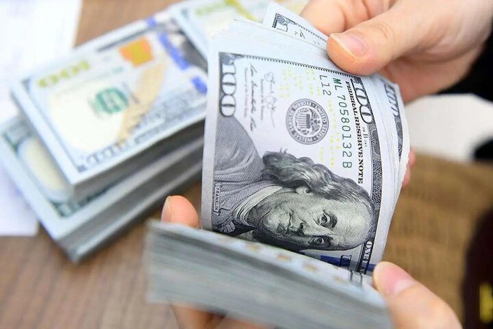 قیمت دلار، یورو و سایر ارزها امروز ۴ دی؛ دلار از ۱۳۵ هزار تومان عبور کرد - تصویر