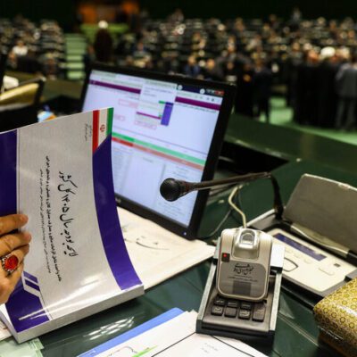 رحمتی: اگر درآمد نفتی ۹۶ در اختیار دولت بود، حقوق ۷۵ درصد افزایش مییافت/ بودجه ۱۴۰۵ با واقعیتها بسته شد