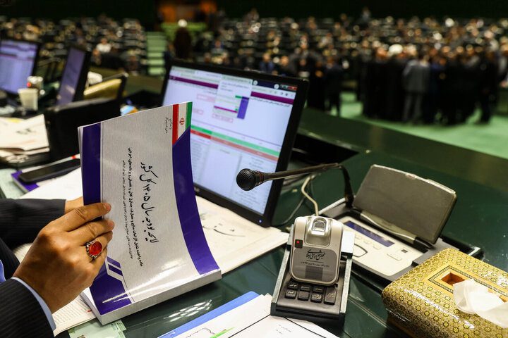 رحمتی: اگر درآمد نفتی ۹۶ در اختیار دولت بود، حقوق ۷۵ درصد افزایش می‌یافت/ بودجه ۱۴۰۵ با واقعیت‌ها بسته شد - تصویر