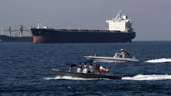 کاهش عبور کشتی‌های با مجوز ایران از تنگه هرمز (+ جدول) - تصویر