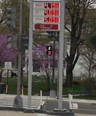 لارا روزن خبرنگار آمریکایی: حوالی ساعت ۱ بعدازظهر بنزین ۴.۰۹ دلار بود؛ ساعت ۶ عصر شد ۴.۱۹ دلار