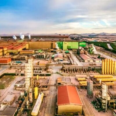 روزنامه اطلاعات: در جنگ اخیر متوجه شدیم که نباید اقتصاد ایران را با صنایع بزرگ اداره کرد/ ساختارهای کوچک آسیب کمتری می بینند