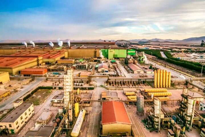 روزنامه اطلاعات: در جنگ اخیر متوجه شدیم که نباید اقتصاد ایران را با صنایع بزرگ اداره کرد/ ساختارهای کوچک آسیب کمتری می بینند - تصویر