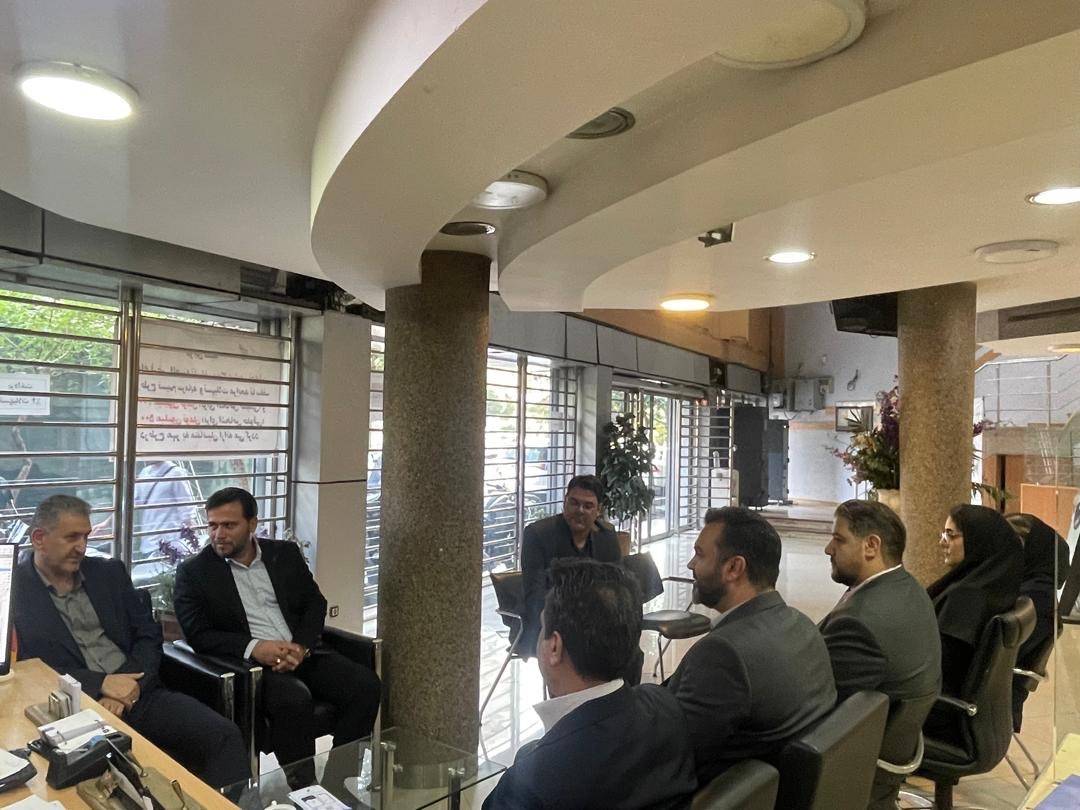 مدیرعامل بانک سرمایه به طور سرزده از شعبه میدان فاطمی و واحد مستقل ارزی غرب تهران بازدید کرد